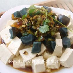 青椒汁拌皮蛋豆腐的做法[图]