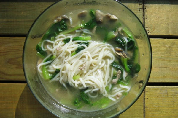 电饭煲青菜蘑菇肉丝面