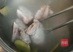 养身黑豆莲藕肉骨汤的做法图解3