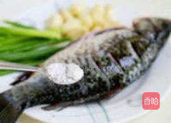 红烧鲫鱼的做法图解2