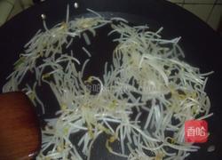 豆芽炒豆包的做法图解3