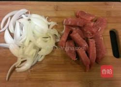 蜜汁洋葱炒肉的做法图解1