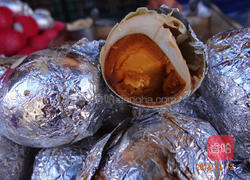 炭烤咸蛋炒山苦瓜的做法图解2