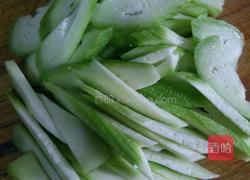 丝瓜炒鸡蛋的做法图解1