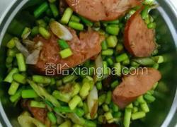 蒜苔烤肠肉