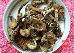 猪尾榛磨菌煲的做法图解1