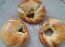烤全麦羊角圈。