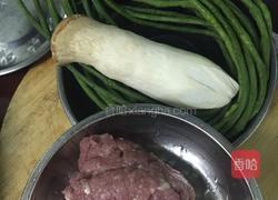 肉碎鸡髀菇炒豆角的做法图解1