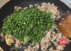 肉碎鸡髀菇炒豆角的做法图解5