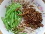 榨菜羊肉氽莜面条。