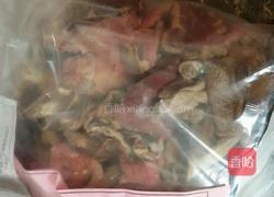 炖干红菌脊骨汤的做法图解1