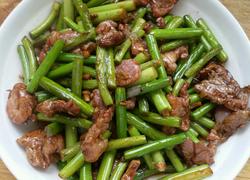 牛肉丝炒蒜苔。