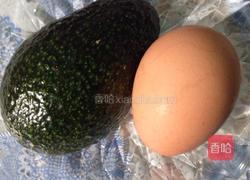 牛油果鸡蛋拌白糖的做法图解1