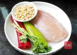 松子双椒鸡丝的做法图解1