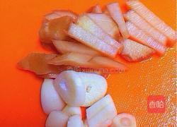 土豆炖排骨的做法图解1