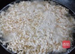 豆芽肉沫炒面的做法图解2