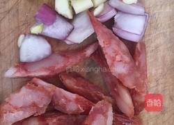 荷兰豆炒腊肠的做法图解2