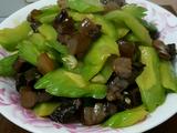 凉瓜炒腊肉的做法[图]
