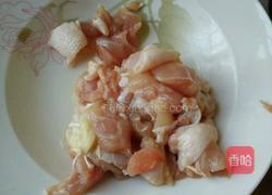 西芹炒红萝卜鸡腿肉的做法图解1