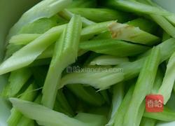 西芹炒红萝卜鸡腿肉的做法图解3