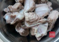 玉米胡萝卜排骨汤的做法图解1