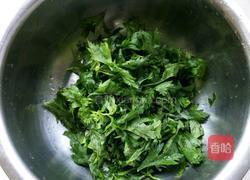 芹菜叶鸡蛋饼的做法图解1