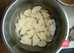 腌猪肉土豆烩豆角的做法图解1