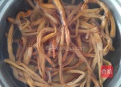 黄花菜鱼干榨菜汤的做法图解1