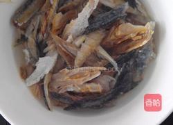 黄花菜鱼干榨菜汤的做法图解2