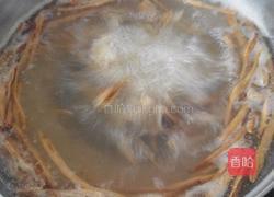 黄花菜鱼干榨菜汤的做法图解3