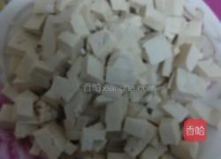 皮蛋拌豆腐的做法图解1