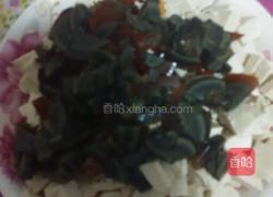 皮蛋拌豆腐的做法图解2