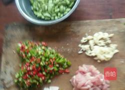 毛豆炒肉的做法图解2