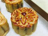 豆沙蛋黄广式月饼
