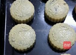 蛋黄莲蓉和五谷杂粮月饼的做法图解6