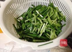 新鲜核桃仁炒韭菜的做法图解2