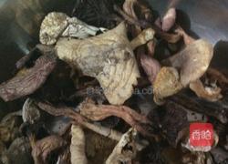 蘑菇白菜土豆粉条汤的做法图解1