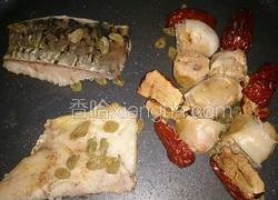 穆氏煎鱼肉泥膘肠（搭剔骨胡椒鱼排）