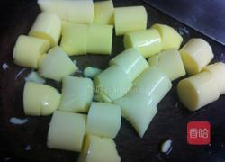 香菇肉片闷日本豆腐的做法图解2