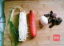 胡萝卜鸡蛋烩三菌的做法图解1