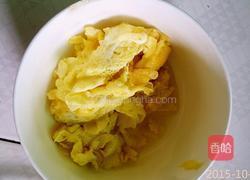 胡萝卜鸡蛋烩三菌的做法图解5