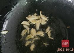 胡萝卜鸡蛋烩三菌的做法图解6