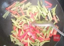 白鳞鱼，香芹，红菜椒的做法图解2