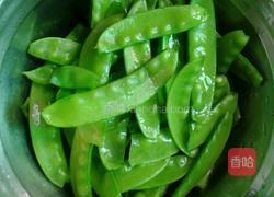 荷兰豆炒广式腊肠的做法图解1