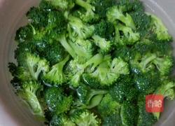 番茄炒西兰花的做法图解1