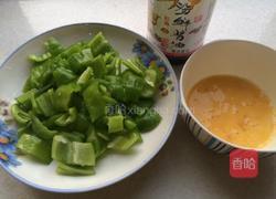 青椒炒鸡蛋的做法图解1