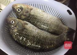 红烧鲫鱼的做法图解1