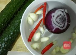 香辣凉泡菜（青瓜、木耳、花生、香菇）的做法图解1