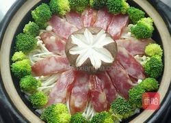 “心若向阳，无谓悲伤”——双菇腊肠煲仔的做法图解10