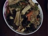 炒木耳腐竹黄花菜的做法[图]